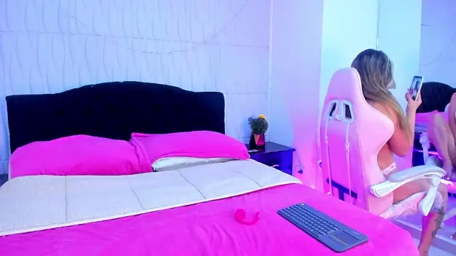 Snapshot of LilaRoussexx chatting on 8, 9, 2025 LilaRoussexx online show from 8, 9, 2025