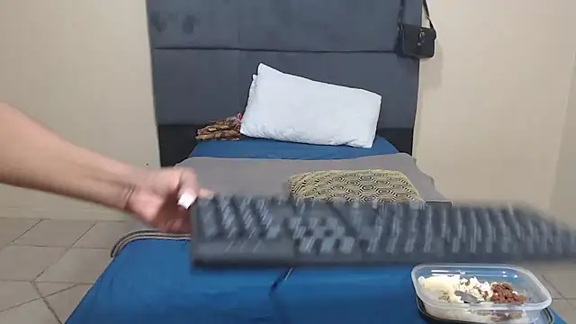 Snapshot of AfricanPopi chatting on 13, 4, 2026 AfricanPopi online show from 13, 4, 2026