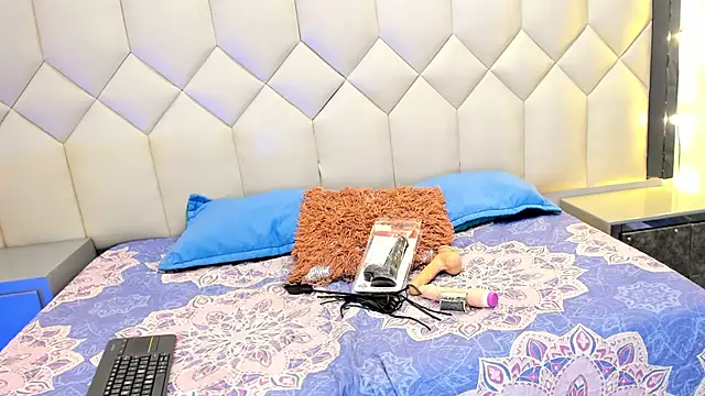 CloeyGraweing online show from 11, 10, 2025