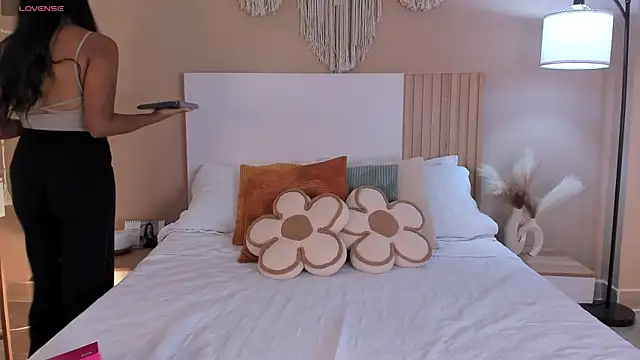 Camila Bustamante online show from 17, 4, 2026