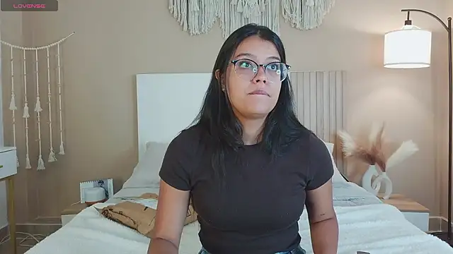 Camila Bustamante online show from 4, 3, 2026