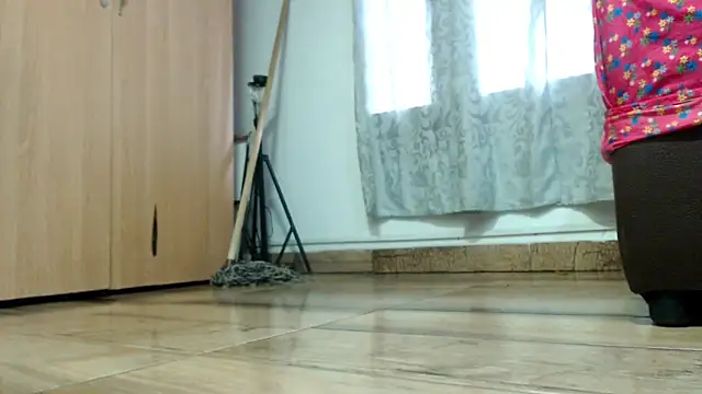 sarah aguilar online show from 18, 4, 2026