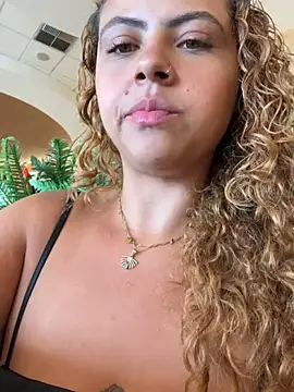 Chloe Leaozinho online show from 4, 3, 2026