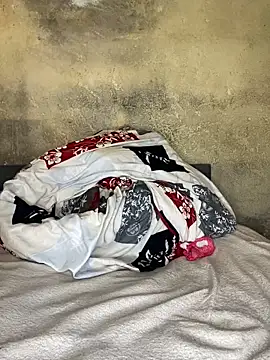 Chloe Leaozinho online show from 15, 4, 2026