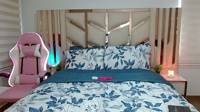 Snapshot of violett_star1 chatting on 20, 12, 2025 violett star1 online show from 20, 12, 2025