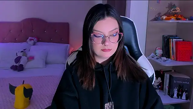 Snapshot of OphelianaRose33 chatting on 16, 2, 2026 OphelianaRose33 online show from 16, 2, 2026