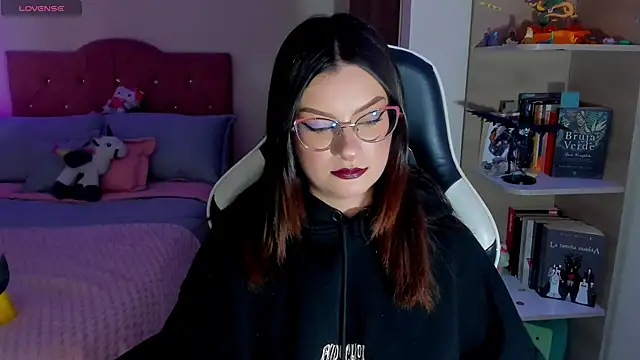 Snapshot of OphelianaRose33 chatting on 26, 3, 2026 OphelianaRose33 online show from 26, 3, 2026