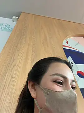 Linh 2004 online show from 13, 4, 2026