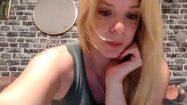 Snapshot of SexyMilf_37 chatting on 28, 5, 2026 SexyMilf 37 online show from 28, 5, 2026