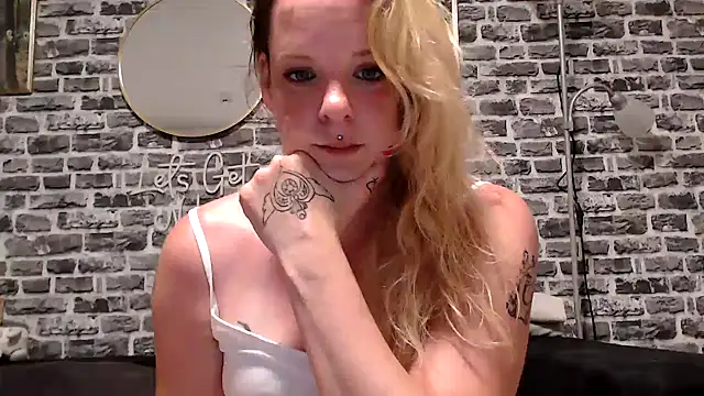 Snapshot of SexyMilf_37 chatting on 26, 5, 2026 SexyMilf 37 online show from 26, 5, 2026