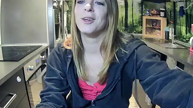 Snapshot of SexyMilf_37 chatting on 24, 9, 2025 SexyMilf 37 online show from 24, 9, 2025