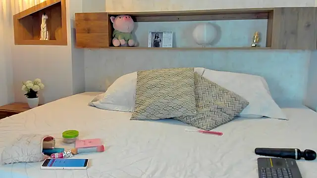 Emilly Beaumont online show from 5, 4, 2026