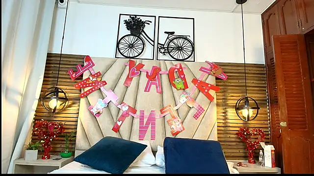 Cinthiabaker online show from 19, 9, 2025