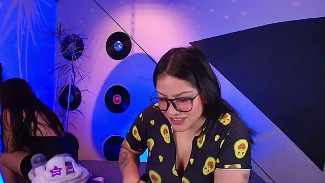 Lilith and Khloe online show from 18, 11, 2025