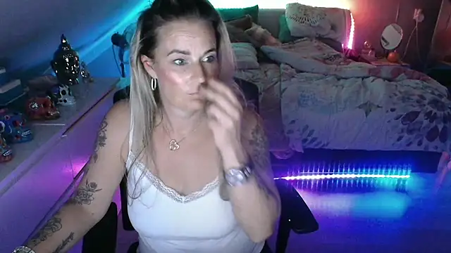 Mrs-Aurora online show from 6, 5, 2026