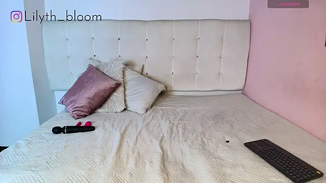 lilyth bloom online show from 13, 5, 2026