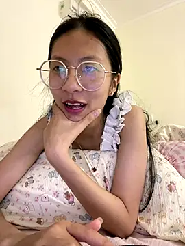 Snapshot of Lil-Gi chatting on 8, 11, 2025 Lil-Gi online show from 8, 11, 2025