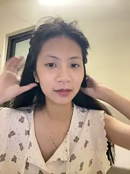 Snapshot of Lil-Gi chatting on 2, 10, 2025 Lil-Gi online show from 2, 10, 2025