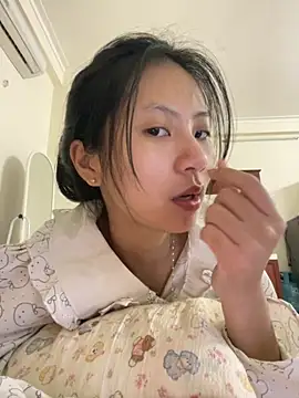 Snapshot of Lil-Gi chatting on 28, 11, 2025 Lil-Gi online show from 28, 11, 2025