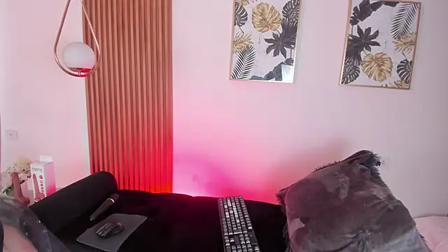 NicolWhite online show from 4, 10, 2025