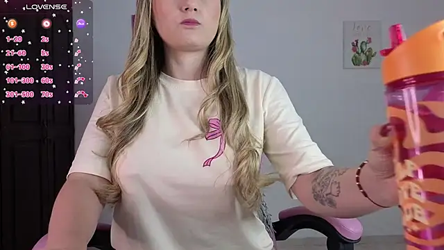 Veronika  Winslow  online show from 31, 10, 2025