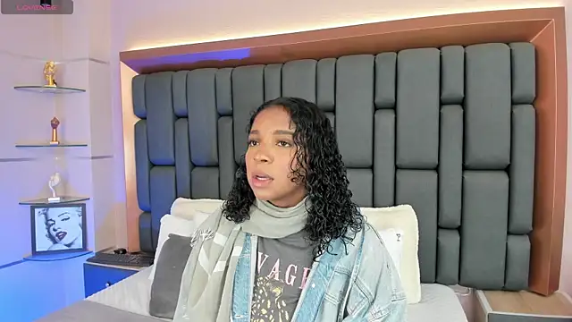 LisaMendez online show from 10, 10, 2025