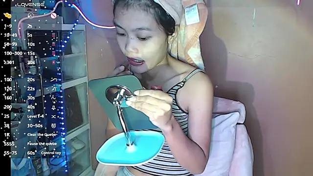 Snapshot of skinny_gracie chatting on 19, 12, 2025 skinny gracie online show from 19, 12, 2025