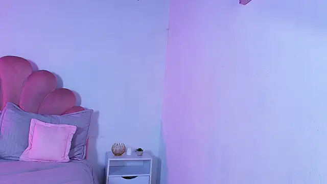 Snapshot of MiaColucci18 chatting on 5, 1, 2026 MiaColucci18 online show from 5, 1, 2026