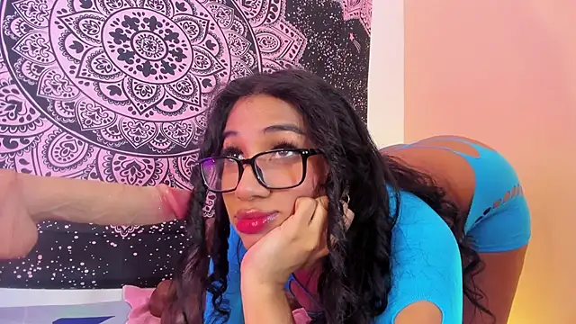 Snapshot of EMILYY_WALKER chatting on 3, 6, 2026 EMILYY WALKER online show from 3, 6, 2026
