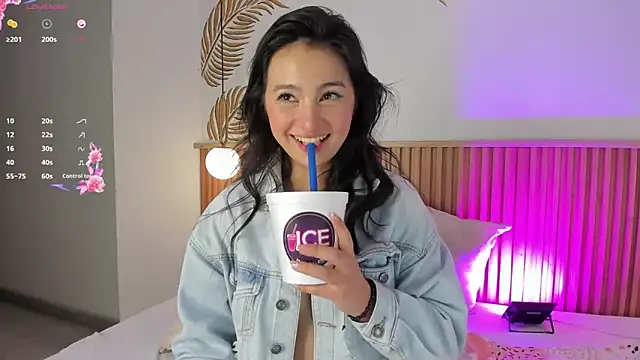 Snapshot of Valleriie_ chatting on 23, 11, 2025 Valleriie online show from 23, 11, 2025