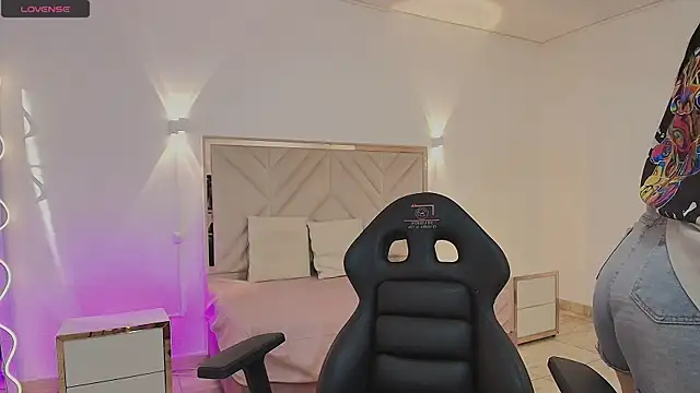 Snapshot of Violet_tay1 chatting on 19, 10, 2025 Violet tay1 online show from 19, 10, 2025