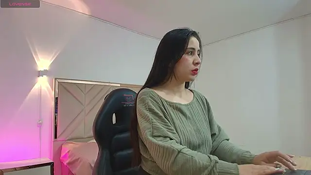 Snapshot of Violet_tay1 chatting on 4, 10, 2025 Violet tay1 online show from 4, 10, 2025