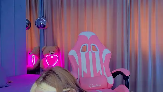 Reina Cummings online show from 5, 11, 2025