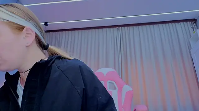 Reina Cummings online show from 16, 11, 2025