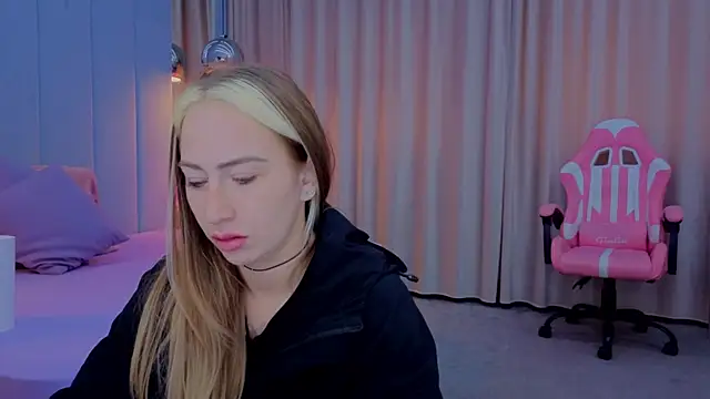 Reina Cummings online show from 10, 11, 2025