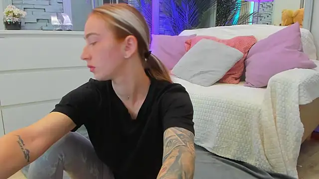 Snapshot of Reina_Cummings chatting on 10, 6, 2026 Reina Cummings online show from 10, 6, 2026
