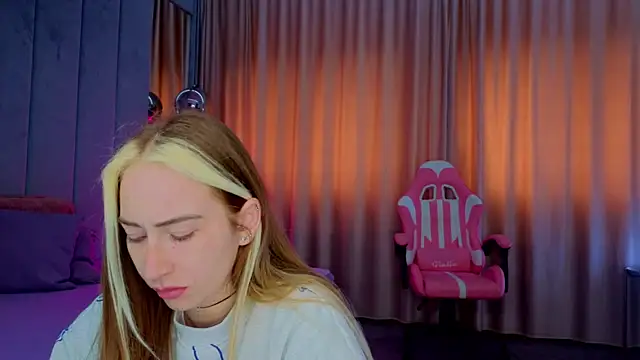 Reina Cummings online show from 6, 11, 2025