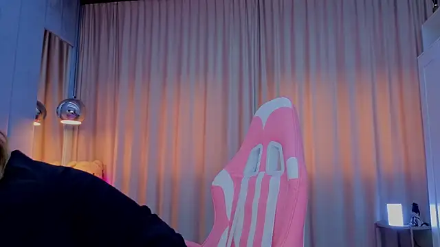 Reina Cummings online show from 12, 11, 2025