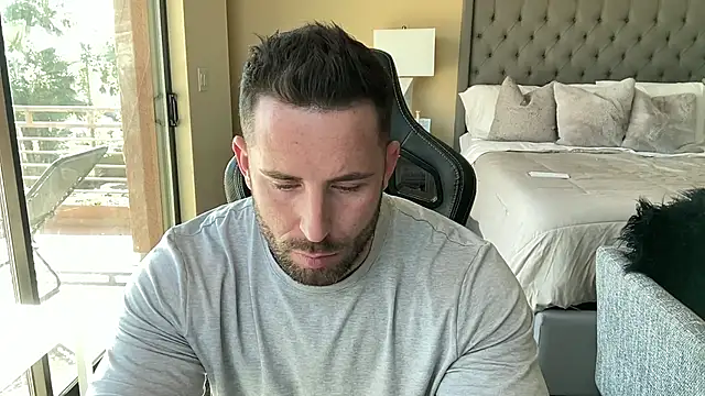 brettmycles28 online show from 31, 10, 2025