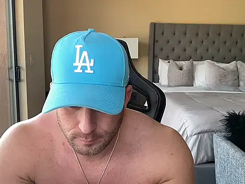 brettmycles28 online show from 25, 9, 2025