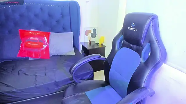 LucyPetit online show from 21, 11, 2025