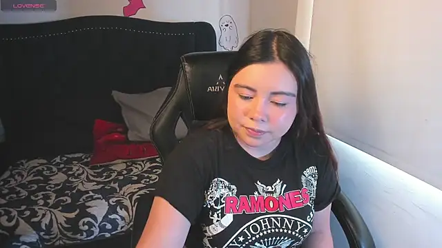 LucyPetit online show from 30, 10, 2025