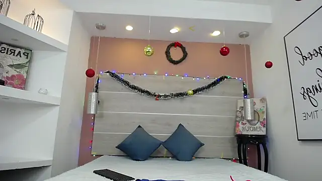 Snapshot of AlexandraCambell chatting on 15, 12, 2025 AlexandraCambell online show from 15, 12, 2025