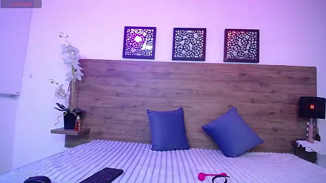 Snapshot of AlexandraCambell chatting on 11, 10, 2025 AlexandraCambell online show from 11, 10, 2025