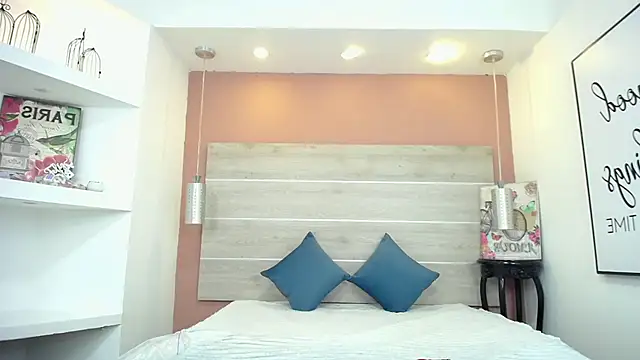 Snapshot of AlexandraCambell chatting on 8, 11, 2025 AlexandraCambell online show from 8, 11, 2025