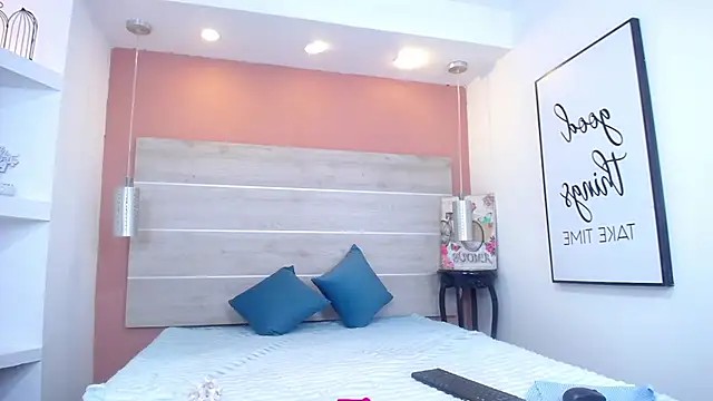 Snapshot of AlexandraCambell chatting on 19, 11, 2025 AlexandraCambell online show from 19, 11, 2025