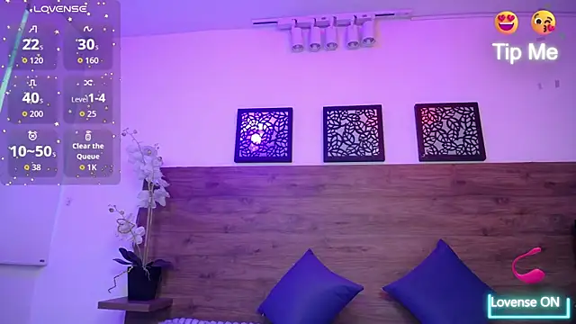 Snapshot of AlexandraCambell chatting on 8, 9, 2025 AlexandraCambell online show from 8, 9, 2025