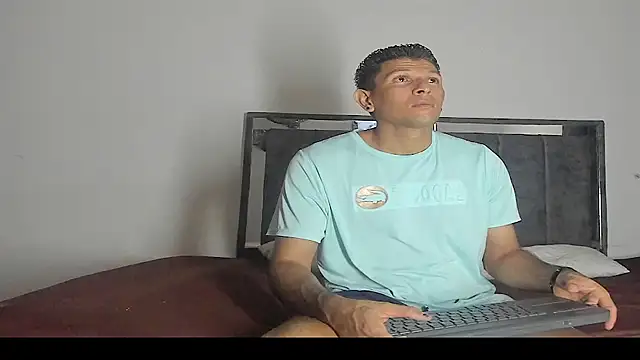 Snapshot of lindoshot_sexlove chatting on 3, 12, 2025 lindoshot sexlove online show from 3, 12, 2025