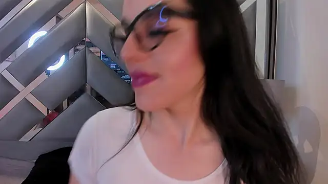 IsisNoir online show from 7, 10, 2025