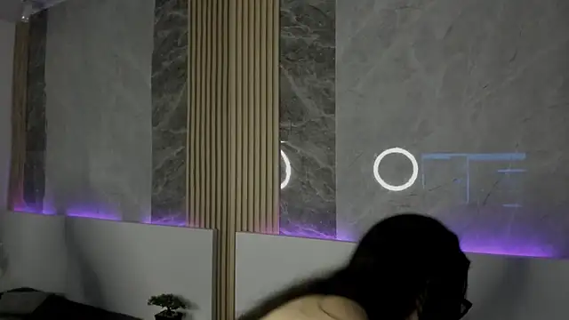 IsisNoir online show from 8, 9, 2025